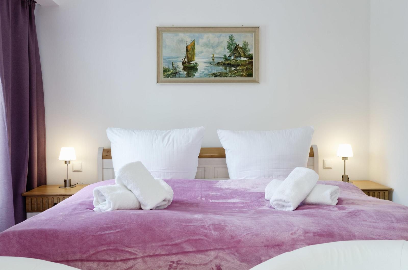 Schlafzimmer 1: Doppelbett (160x200), TV, Zugang zum Balkon