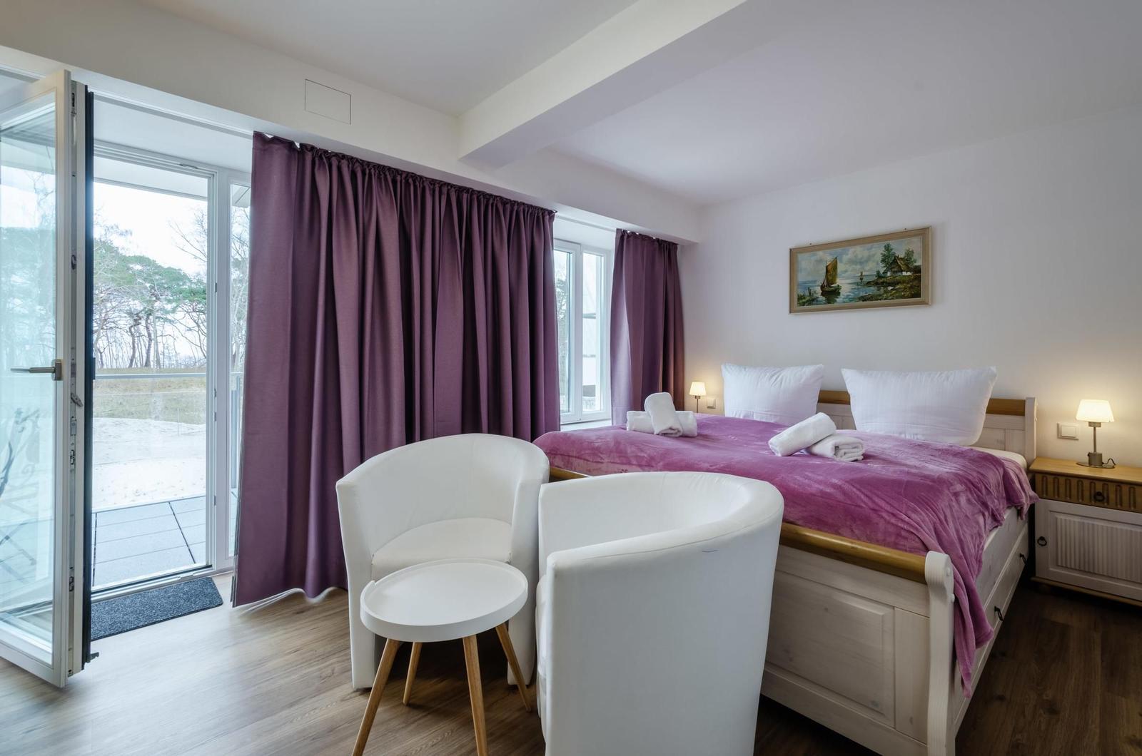 Schlafzimmer 1: Doppelbett (160x200), TV, Zugang zum Balkon