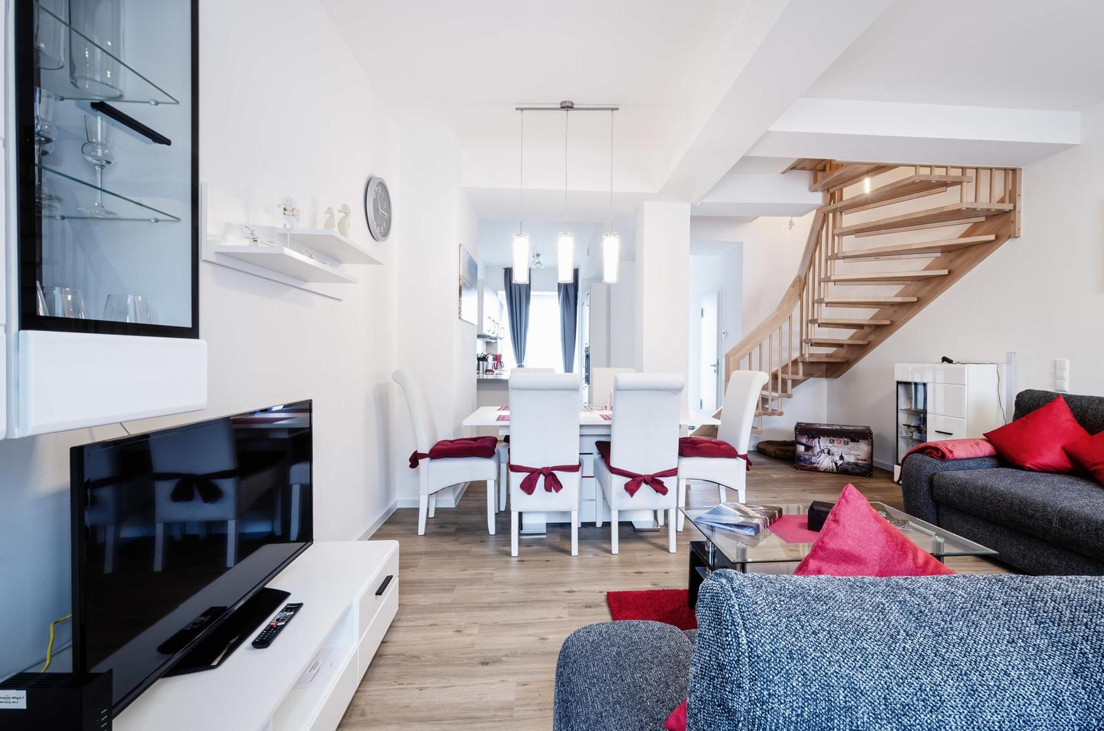 Wohn- /Essbereich: Couch, Schlafsofa, TV , Essbereich, Zugang zur Terrasse