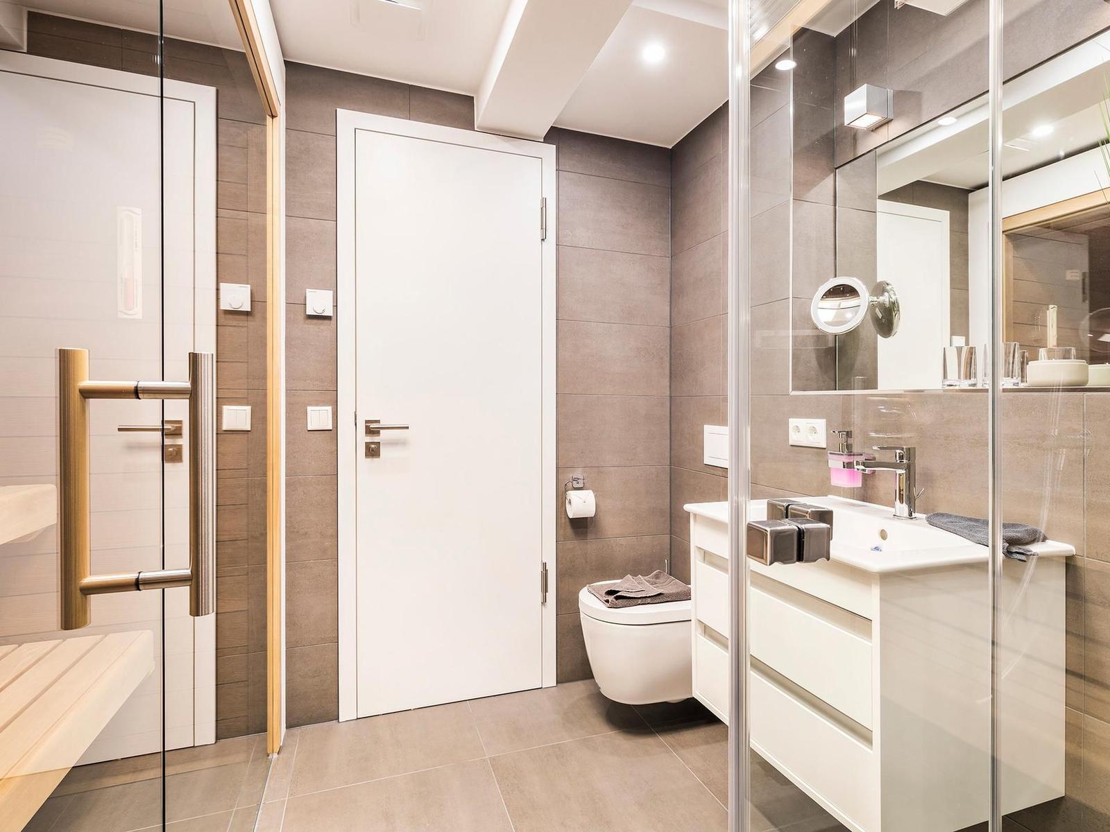 Großes Badezimmer 1: Sauna, Regendusche, WC, Haartrockner, Sitzhocker