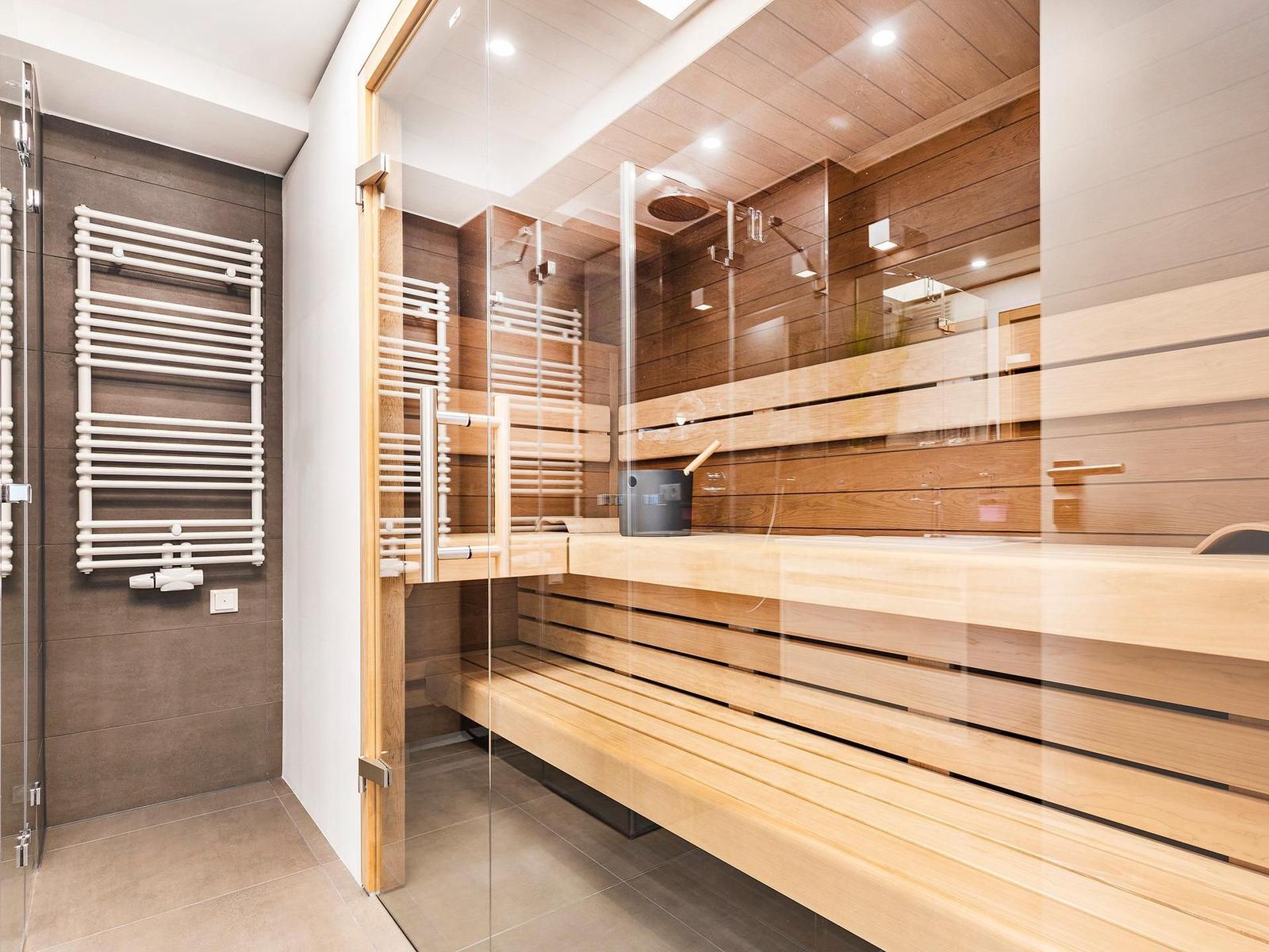 Großes Badezimmer 1: Sauna, Regendusche, WC, Haartrockner, Sitzhocker