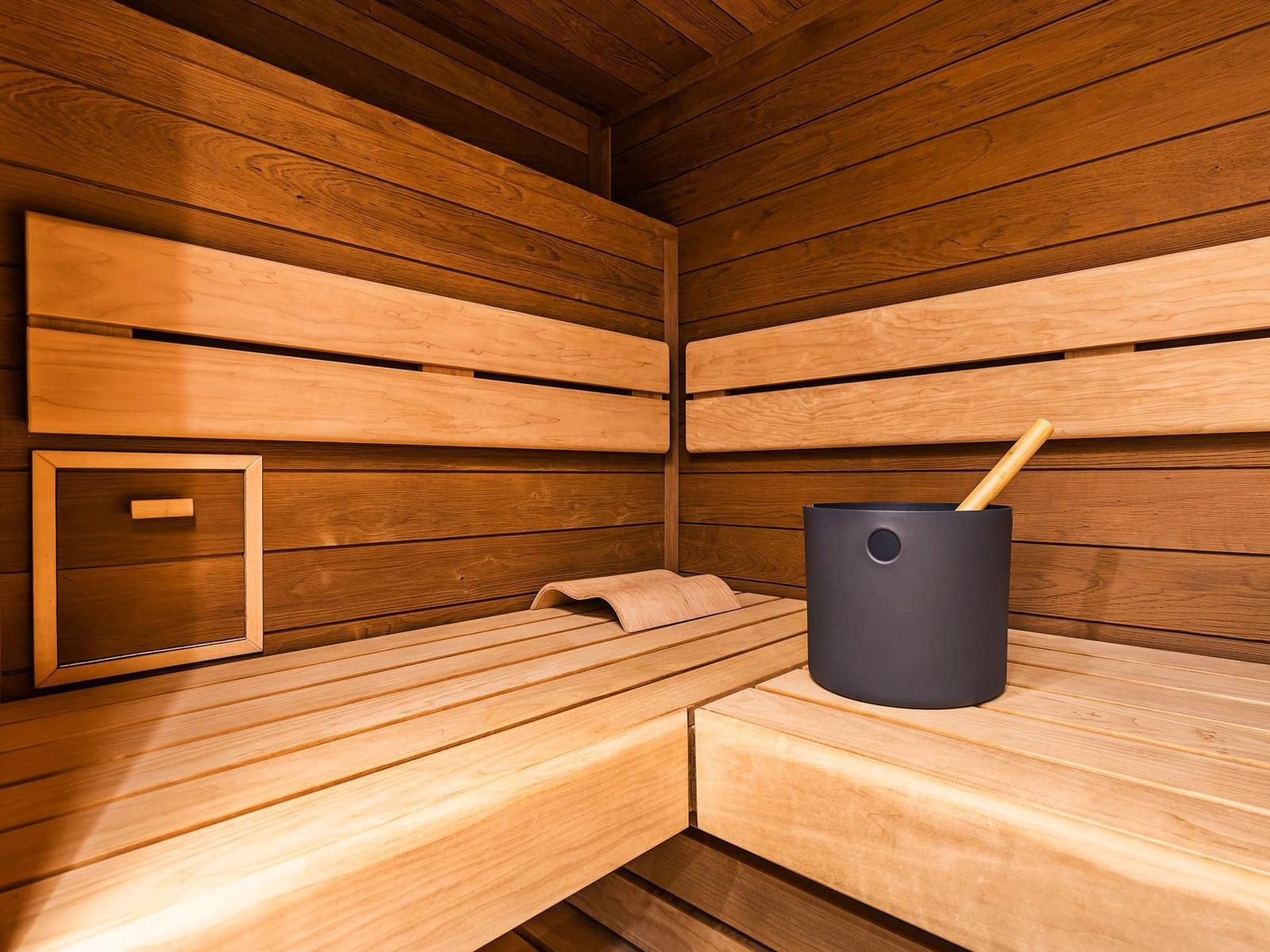 Großes Badezimmer 1: Sauna, Regendusche, WC, Haartrockner, Sitzhocker