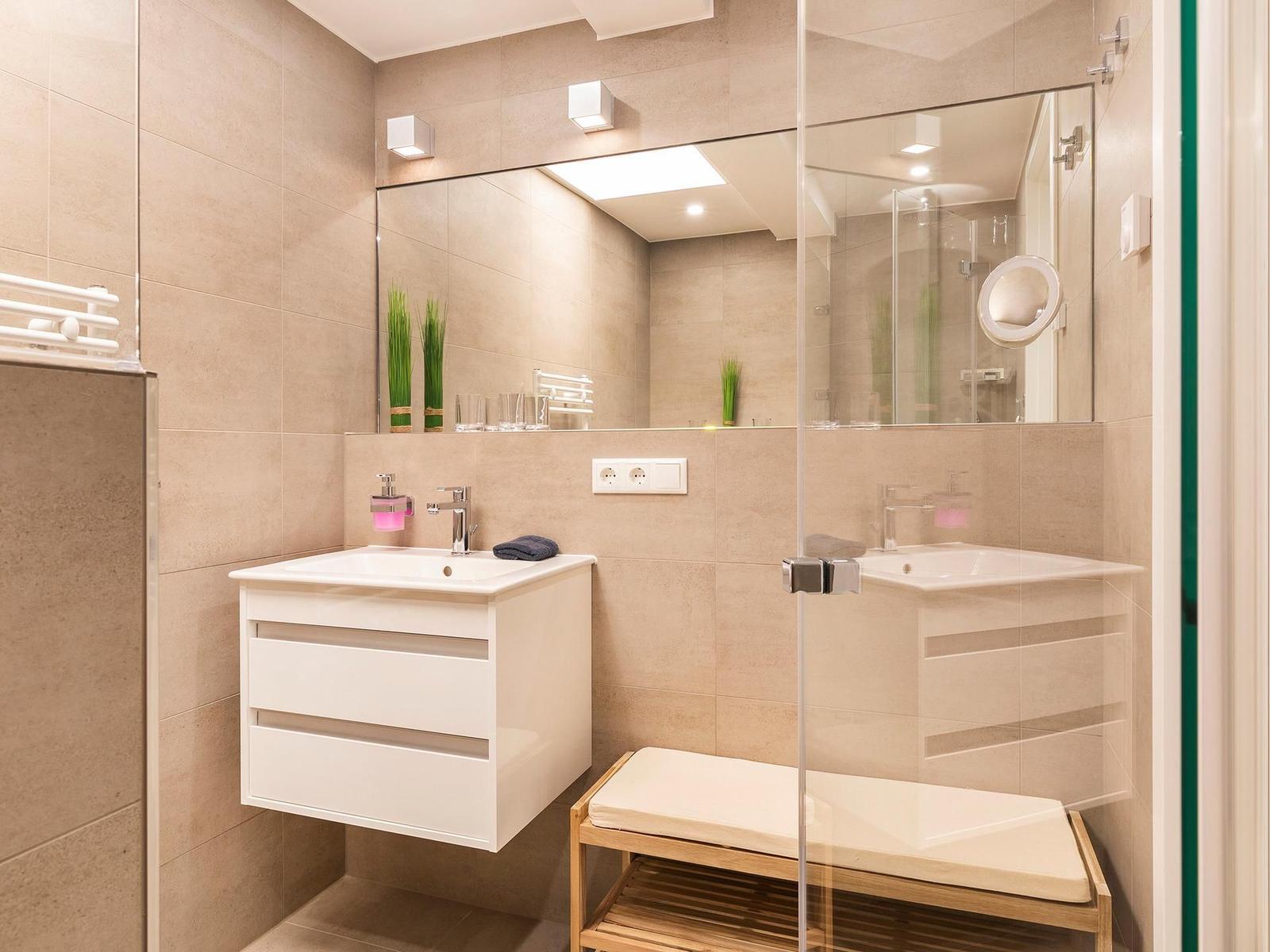 Kleines Bad 2: Regendusche, WC, Haartrockner, Sitzbank