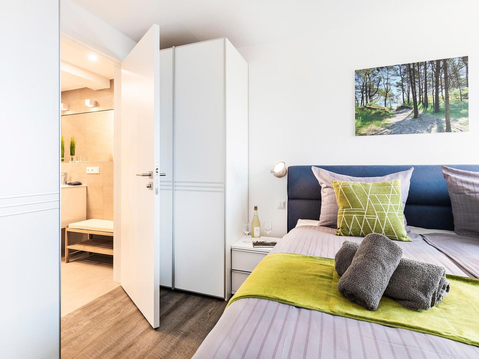 Schlafzimmer 1: Doppelbett (180 x 200), TV