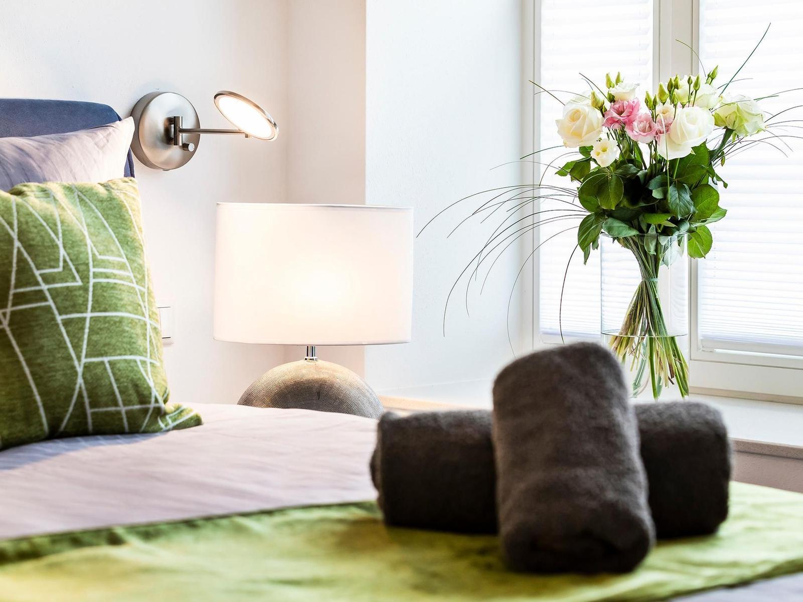 Schlafzimmer 1: Doppelbett (180 x 200), TV