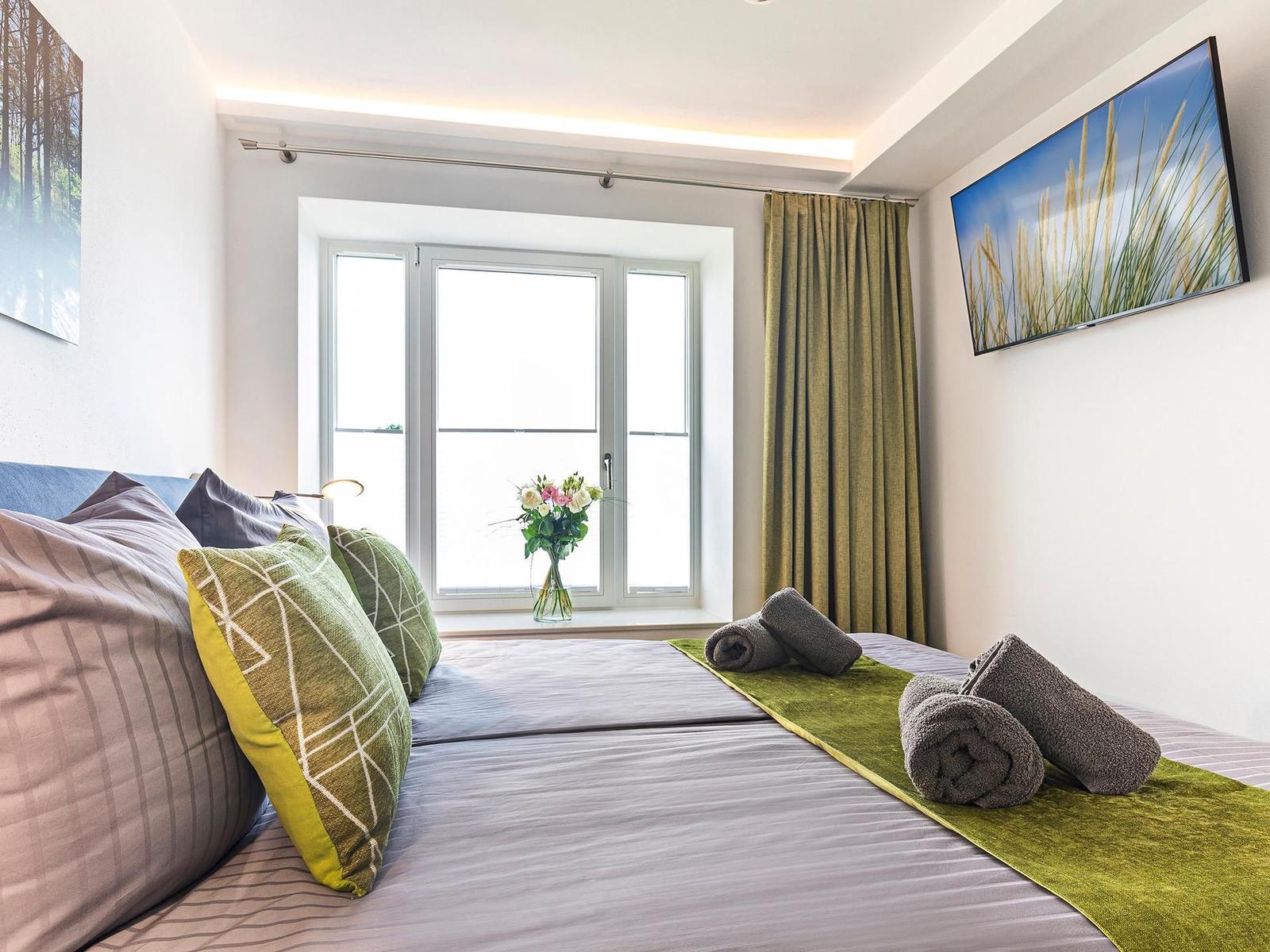 Schlafzimmer 1: Doppelbett (180 x 200), TV