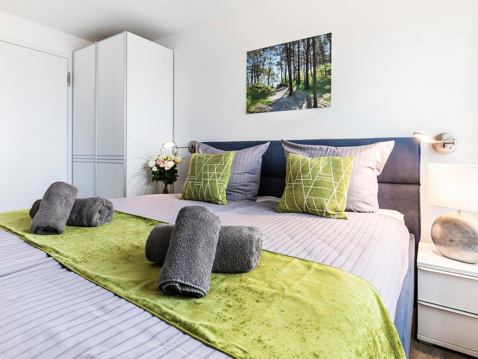 Schlafzimmer 1: Doppelbett (180 x 200), TV