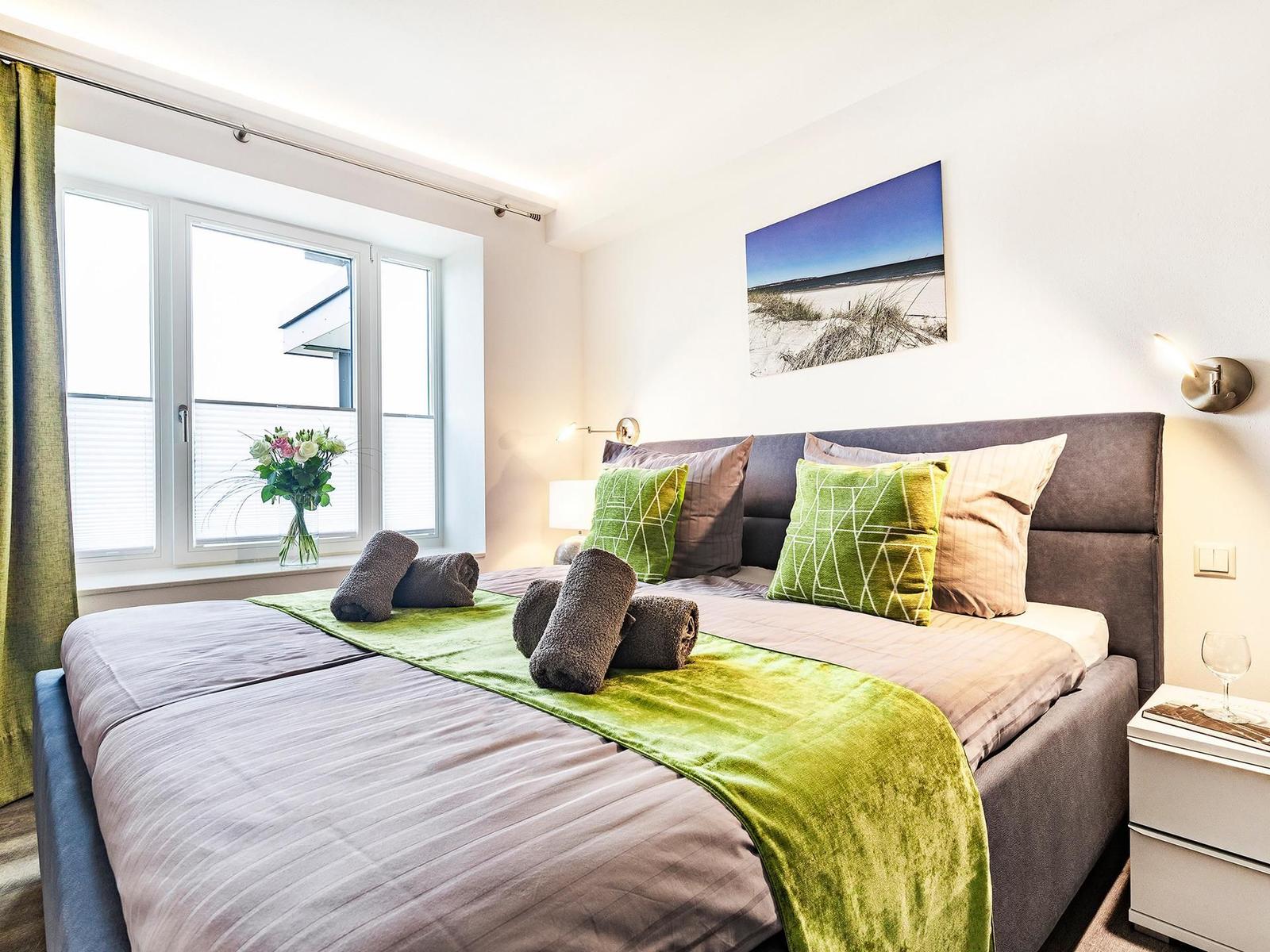 Schlafzimmer 2: Doppelbett (180 x 200) Verdunkelungs-Plissees, anliegendes Badezimmer