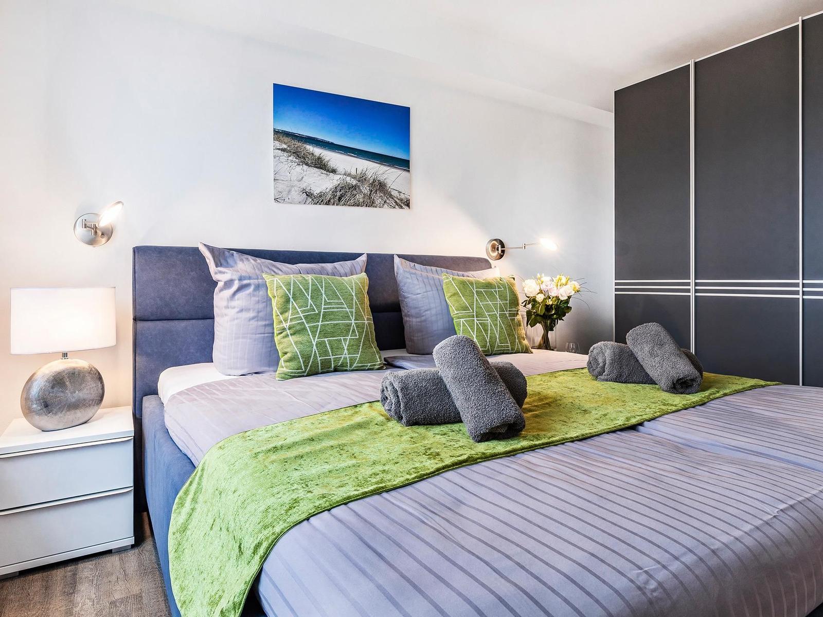 Schlafzimmer 2: Doppelbett (180 x 200) Verdunkelungs-Plissees, anliegendes Badezimmer