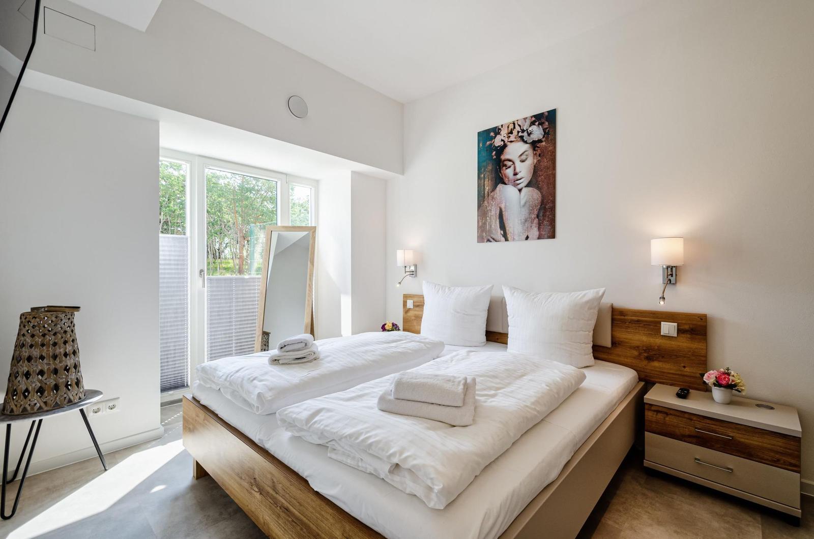 Schlafzimmer 1: Doppelbett, (180x200), TV