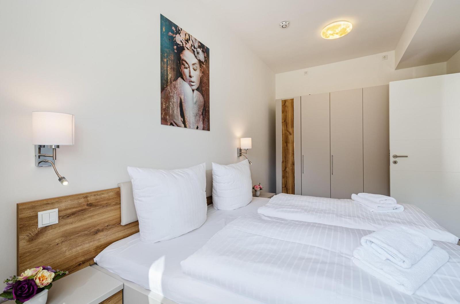 Schlafzimmer 1: Doppelbett, (180x200), TV