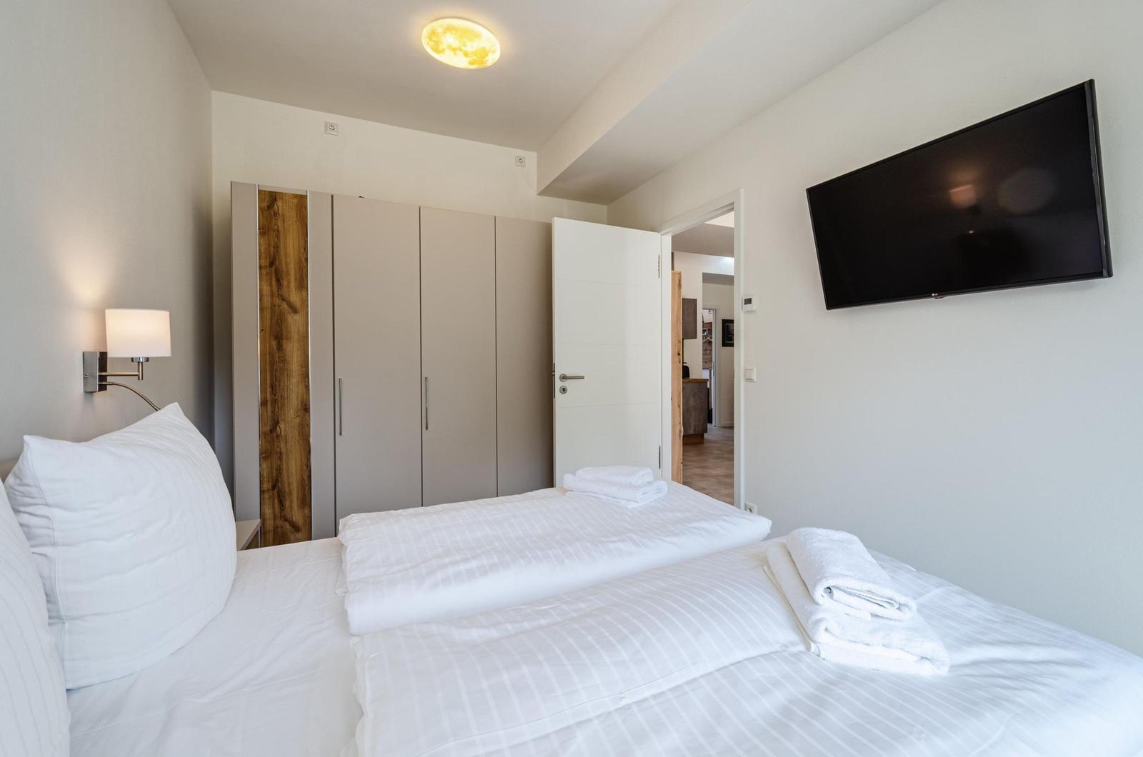 Schlafzimmer 1: Doppelbett, (180x200), TV