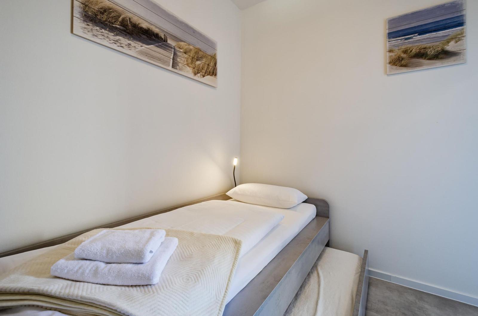 Schlafzimmer 2: 1 Einzelbett (100x200) (ausziehbar für 2 Personen), kein Fenster