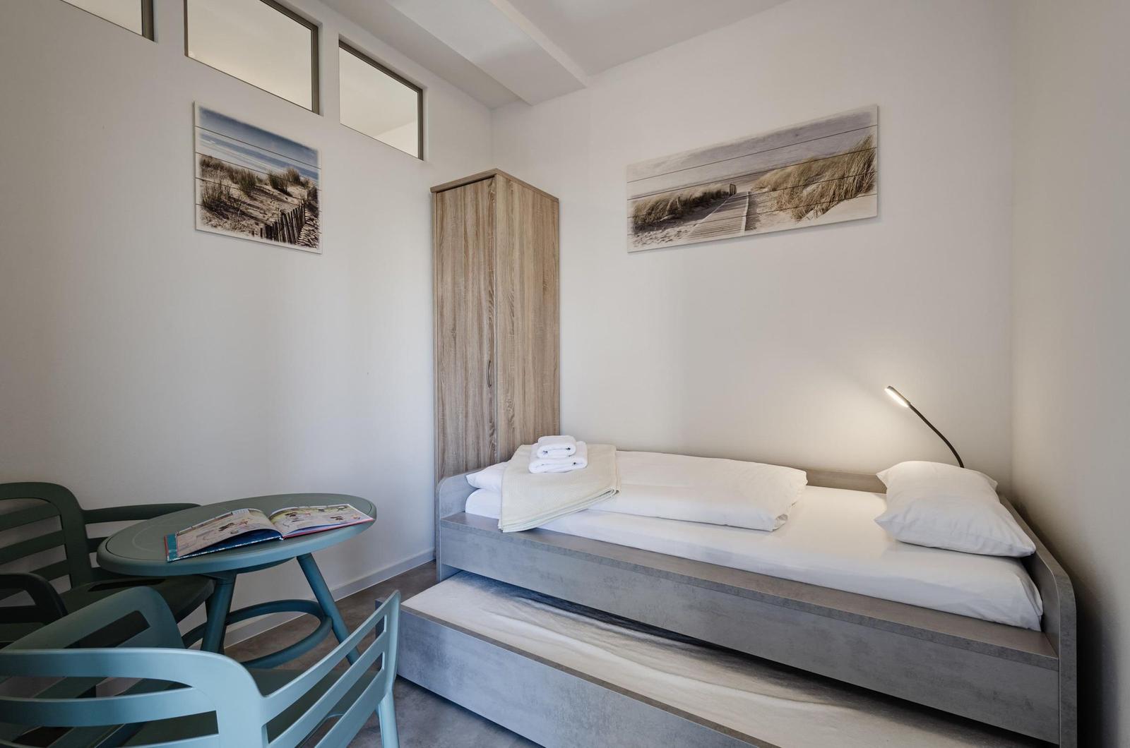Schlafzimmer 2: 1 Einzelbett (100x200) (ausziehbar für 2 Personen), kein Fenster