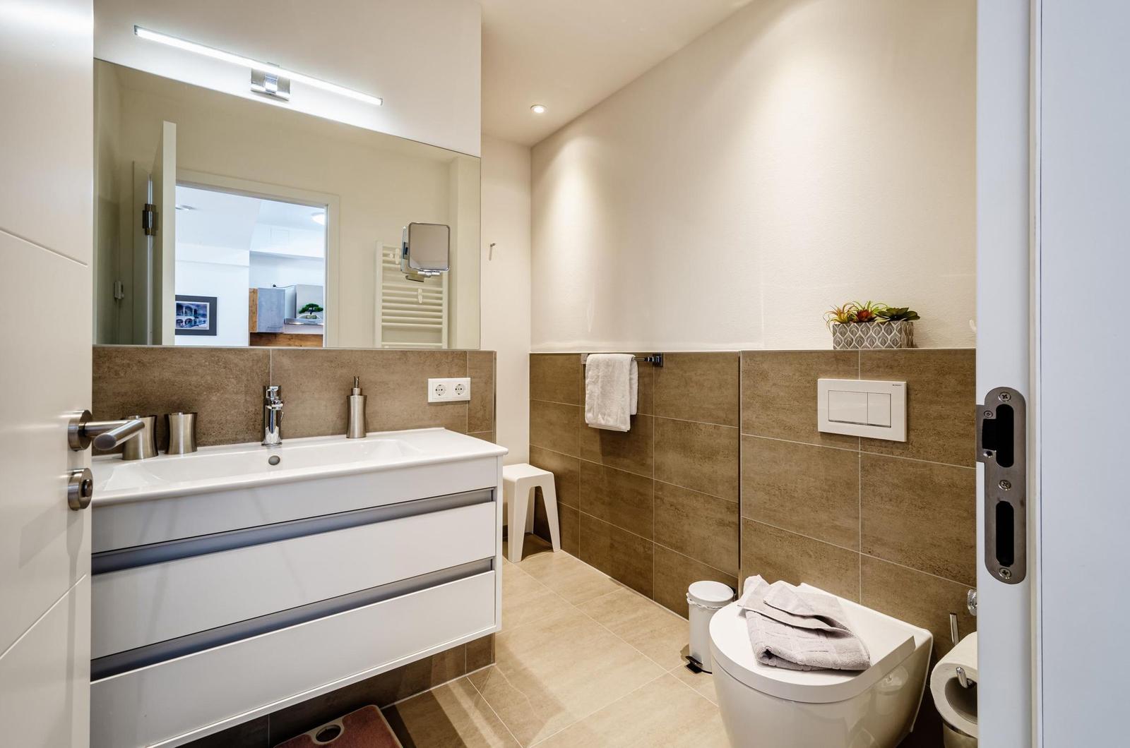 Badezimmer: Regendusche, WC, Haartrockner