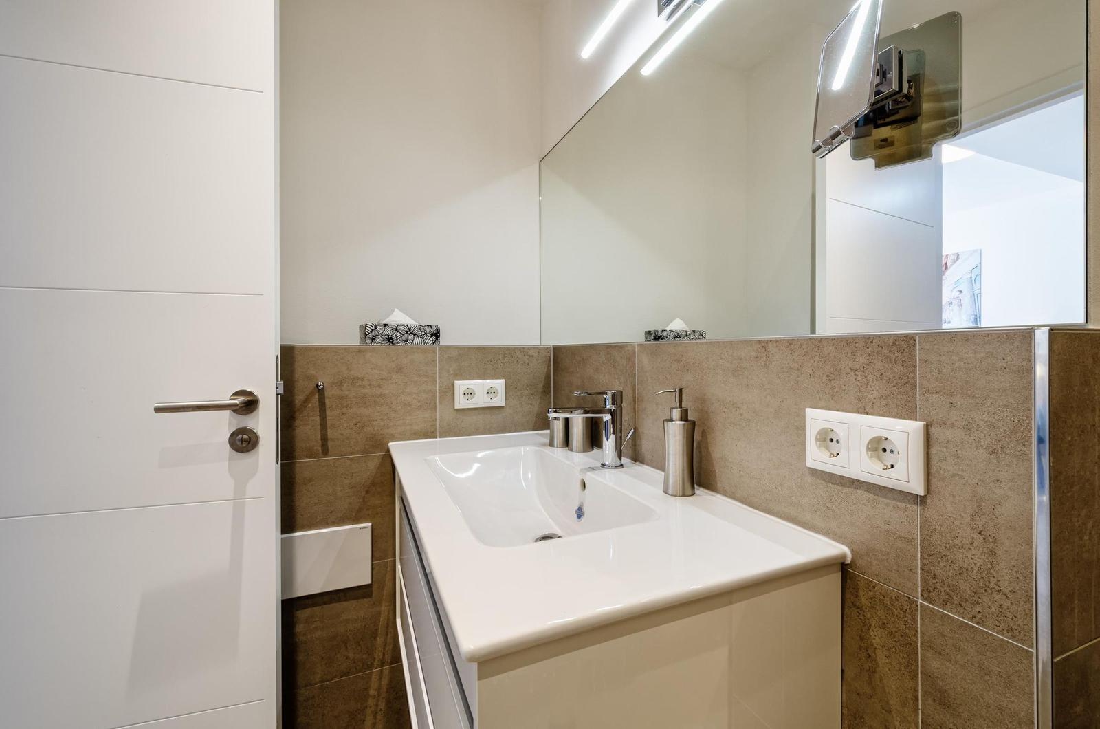 Badezimmer: Regendusche, WC, Haartrockner