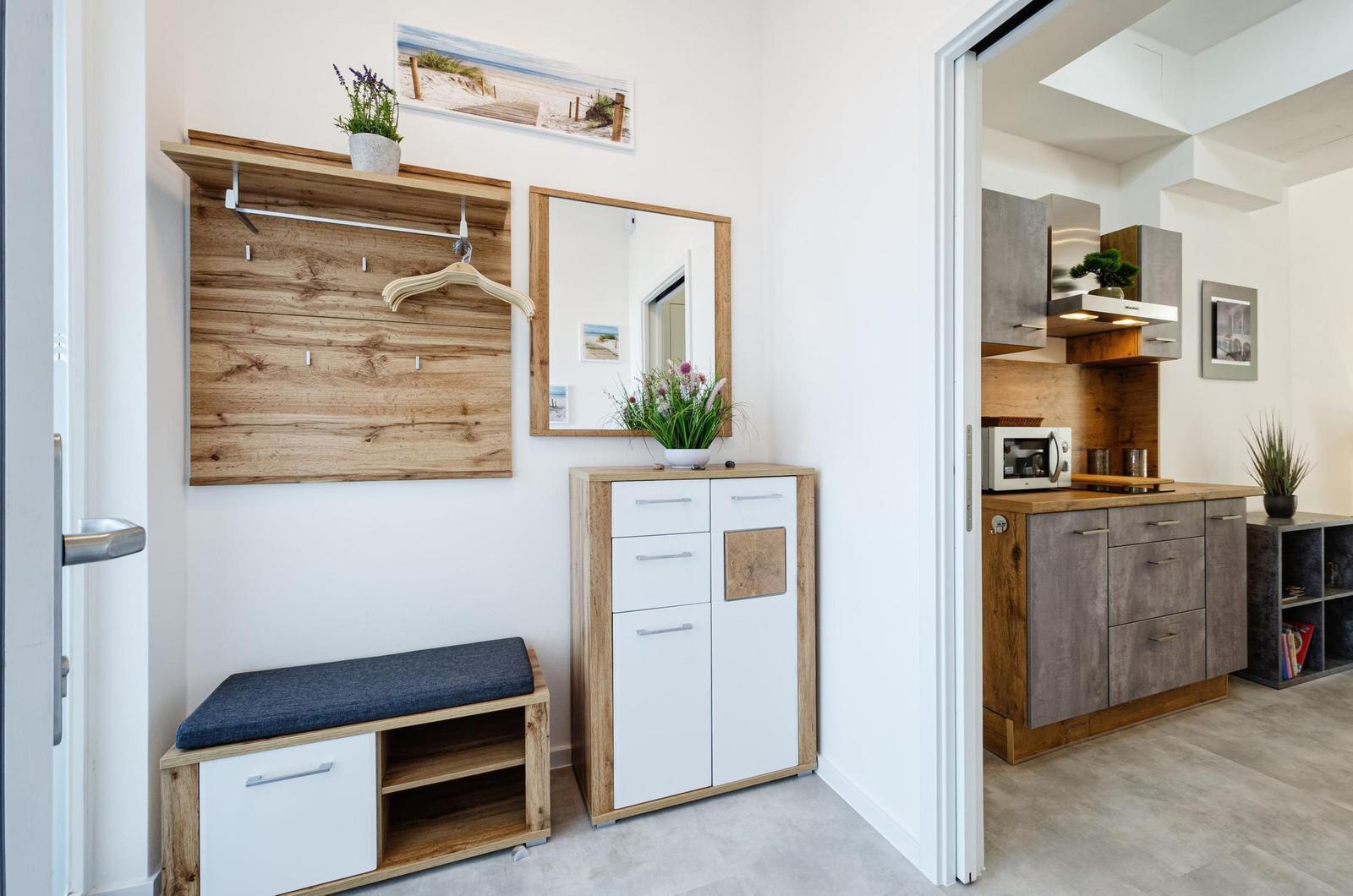 Wohnzimmer: Schlafsofa und Sessel, TV, Essbereich, Zugang zur Terrasse