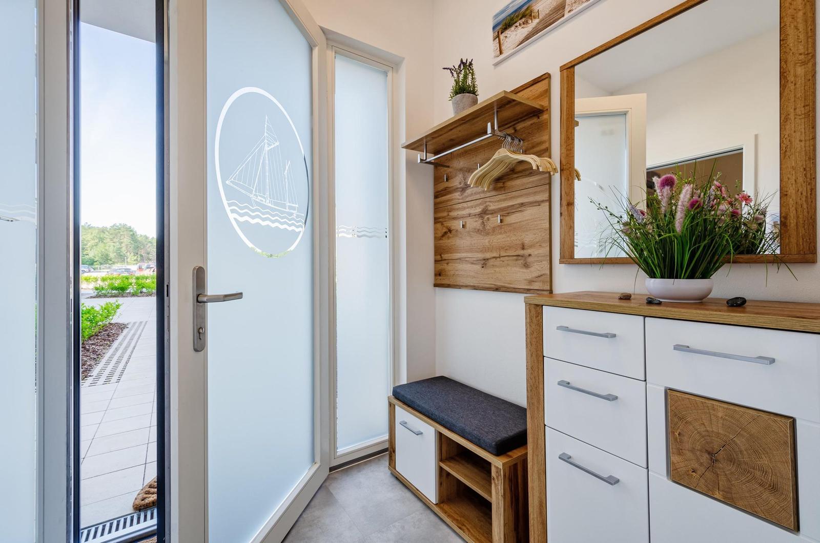 Wohnzimmer: Schlafsofa und Sessel, TV, Essbereich, Zugang zur Terrasse