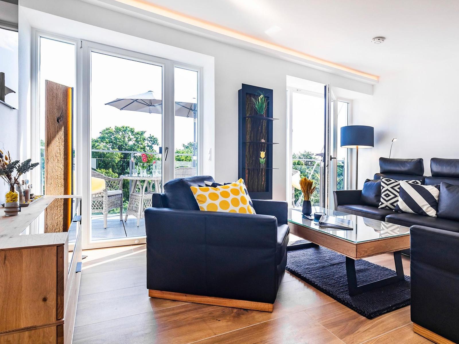 Wohnbereich/Essbereich: Schlafsofa (140x200), TV, Zugang zum Balkon