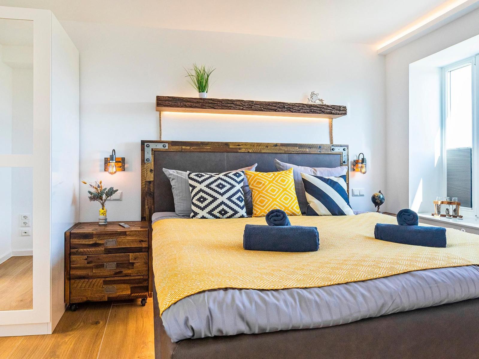 Schlafzimmer 1: Boxspringdoppelbett (180*200), TV
