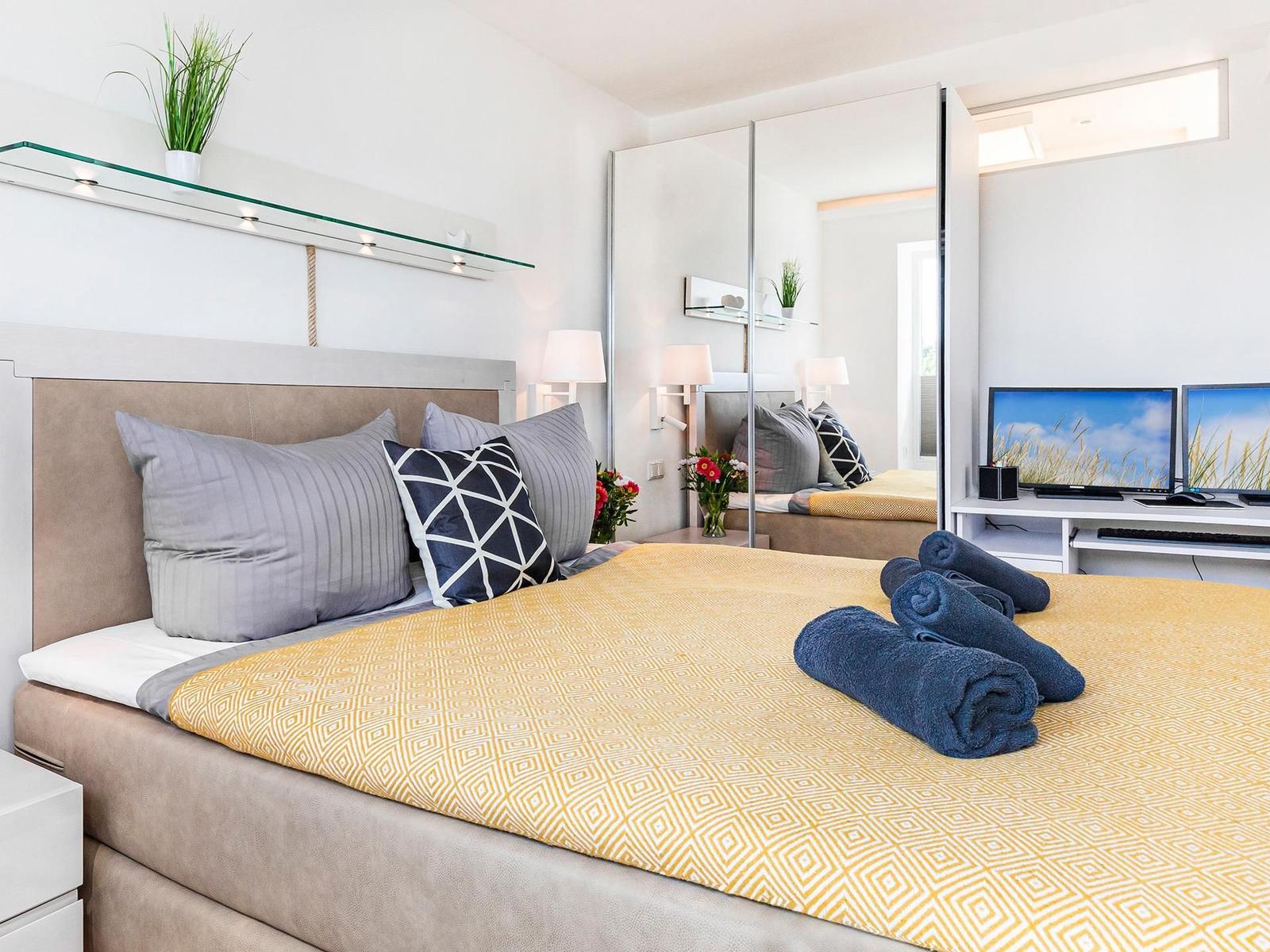Schlafzimmer 1: Boxspringdoppelbett (180*200), TV