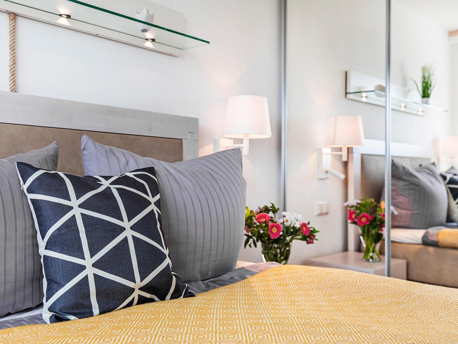 Schlafzimmer 1: Boxspringdoppelbett (180*200), TV