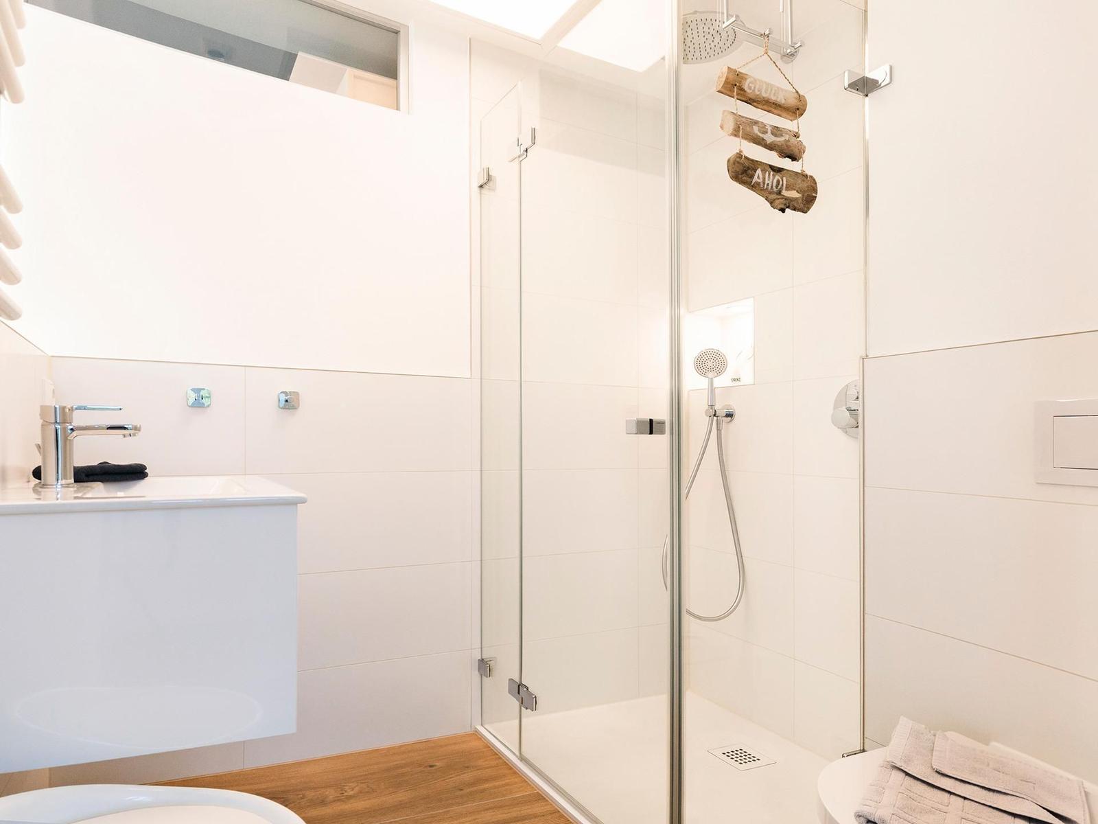 Badezimmer 1: Regendusche, WC