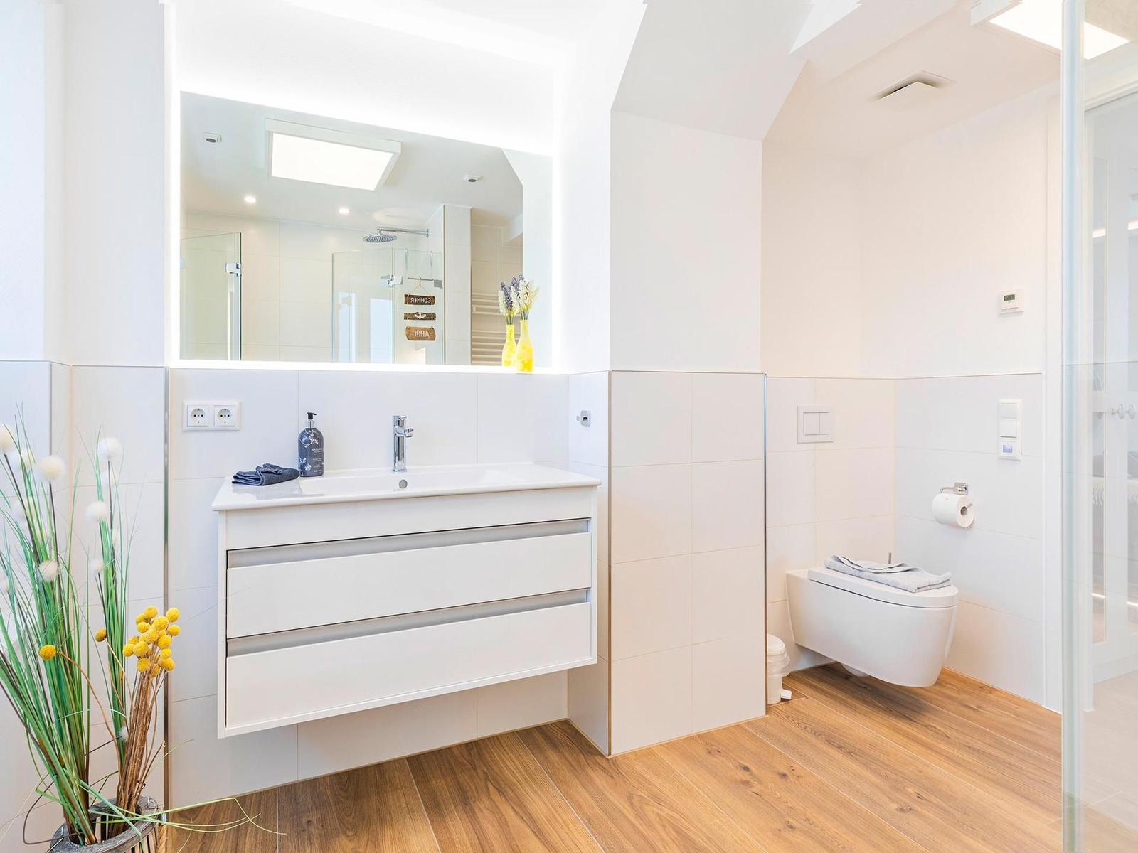 Badezimmer 1: Regendusche, WC