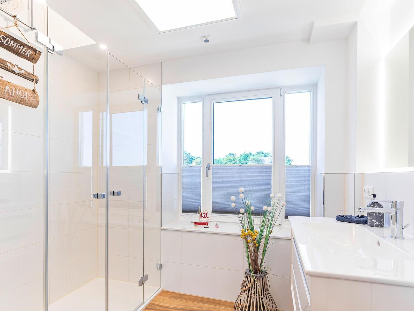 Badezimmer 2: Regendusche, Haartrockner, WC