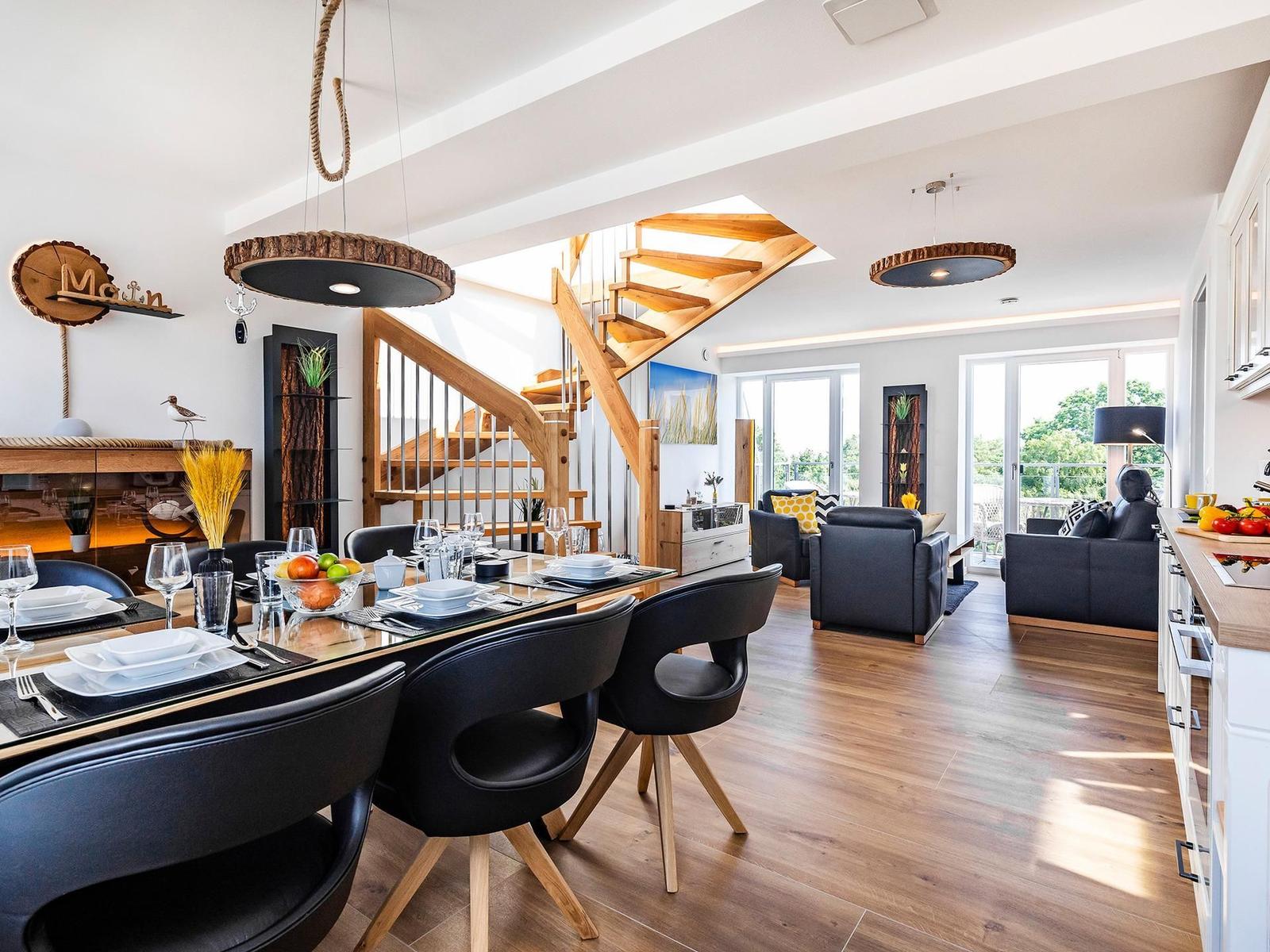 Wohnbereich/Essbereich: Schlafsofa (140x200), TV, Zugang zum Balkon