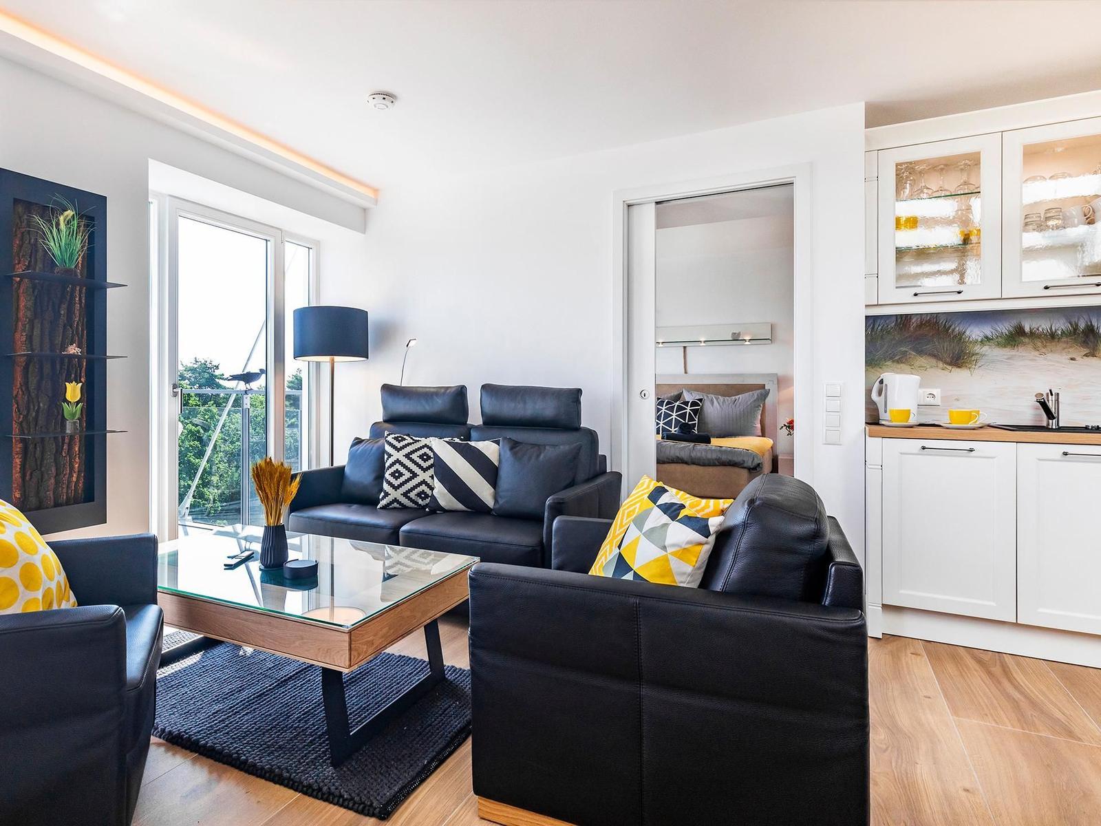Wohnbereich/Essbereich: Schlafsofa (140x200), TV, Zugang zum Balkon