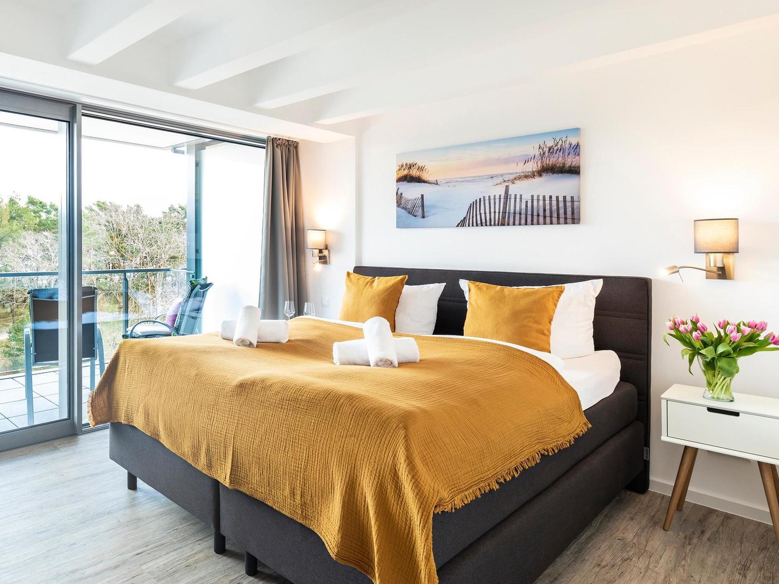 Schlafzimmer 1: Doppelbett (180 x 200), TV, Kleiderschrank, Verdunklungsgardinen, Zugang zum Balkon