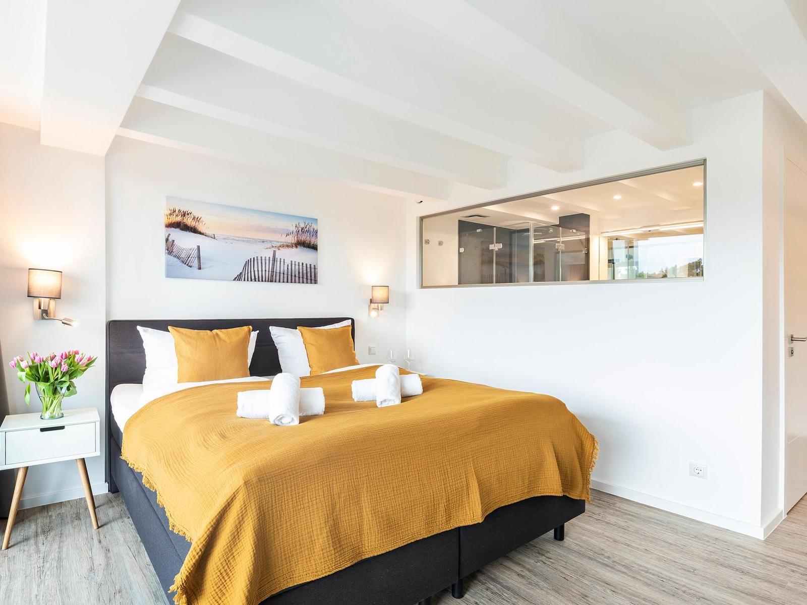 Schlafzimmer 1: Doppelbett (180 x 200), TV, Kleiderschrank, Verdunklungsgardinen, Zugang zum Balkon