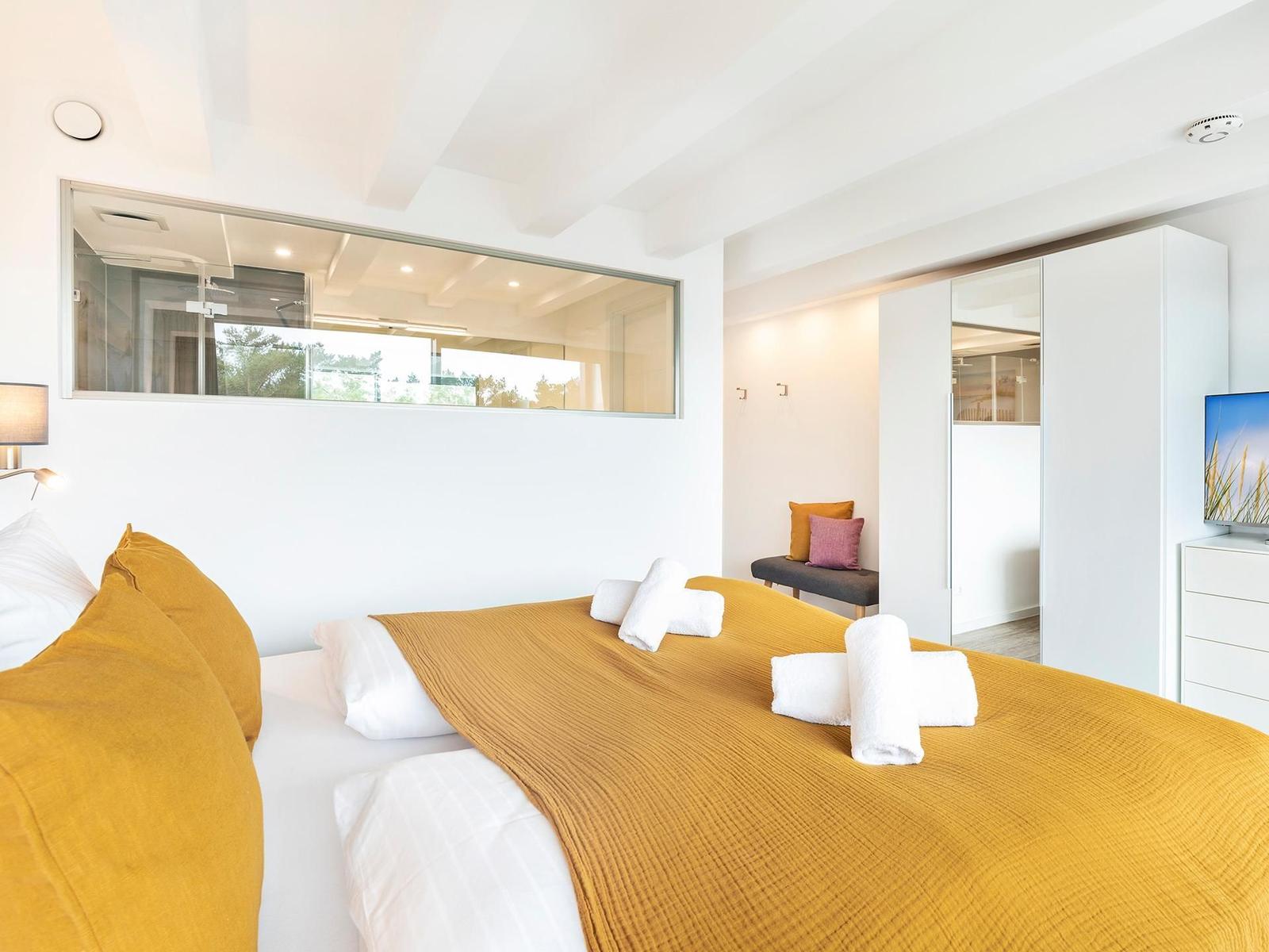Schlafzimmer 1: Doppelbett (180 x 200), TV, Kleiderschrank, Verdunklungsgardinen, Zugang zum Balkon