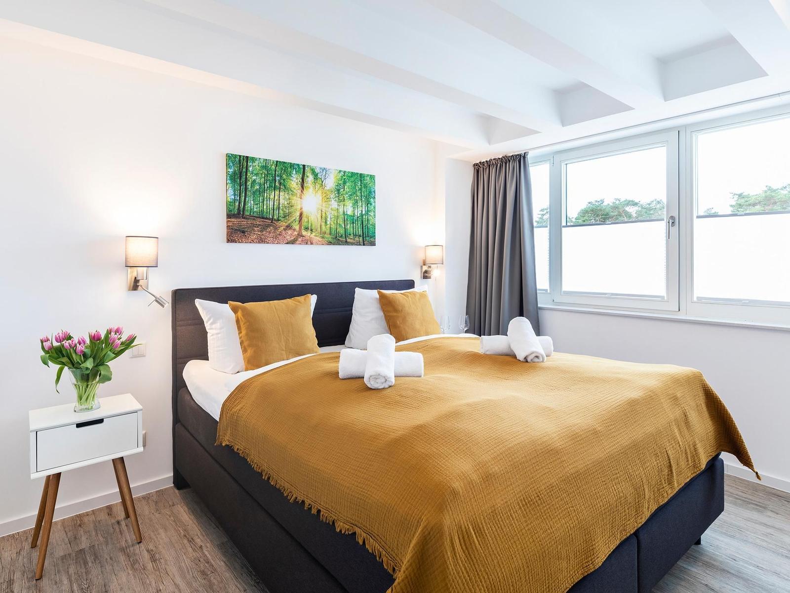Schlafzimmer 2: Doppelbett (180 x 200), Kleiderschrank, TV, Verdunklungsgardinen