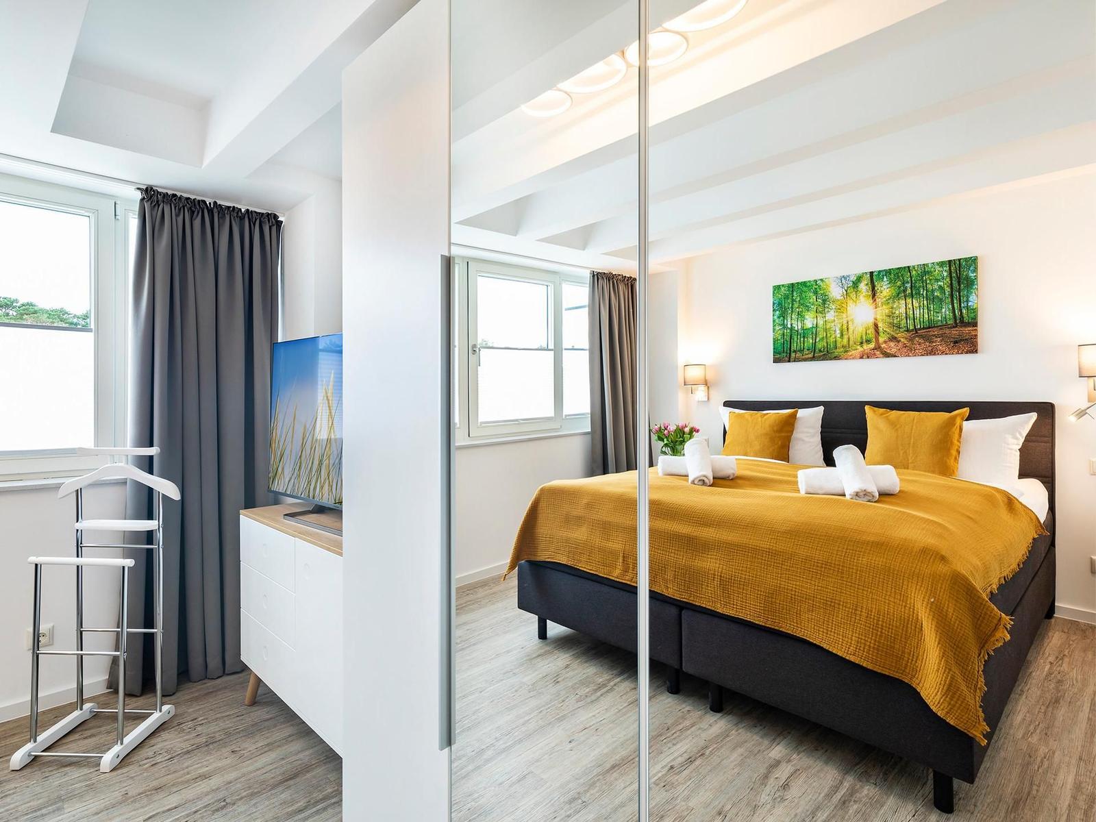 Schlafzimmer 2: Doppelbett (180 x 200), Kleiderschrank, TV, Verdunklungsgardinen