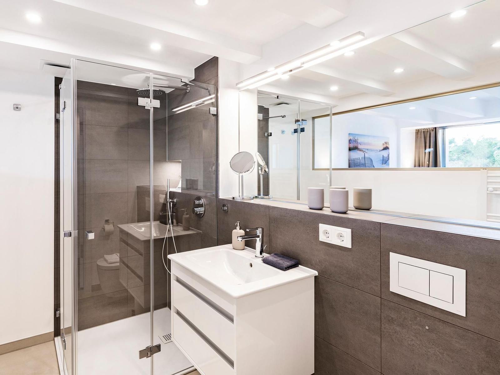 Badezimmer 2: Regendusche, WC, Haartrockner
