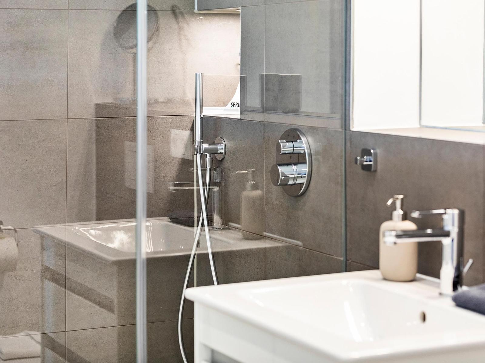 Badezimmer 2: Regendusche, WC, Haartrockner