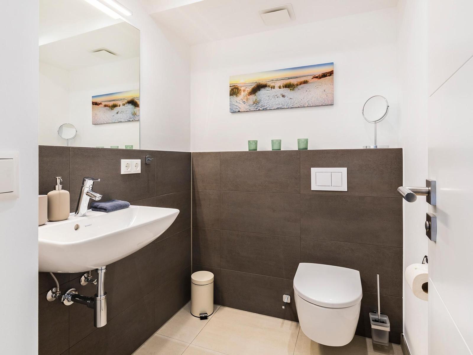 Badezimmer 1: Badewanne, Regendusche, WC, Haartrockner