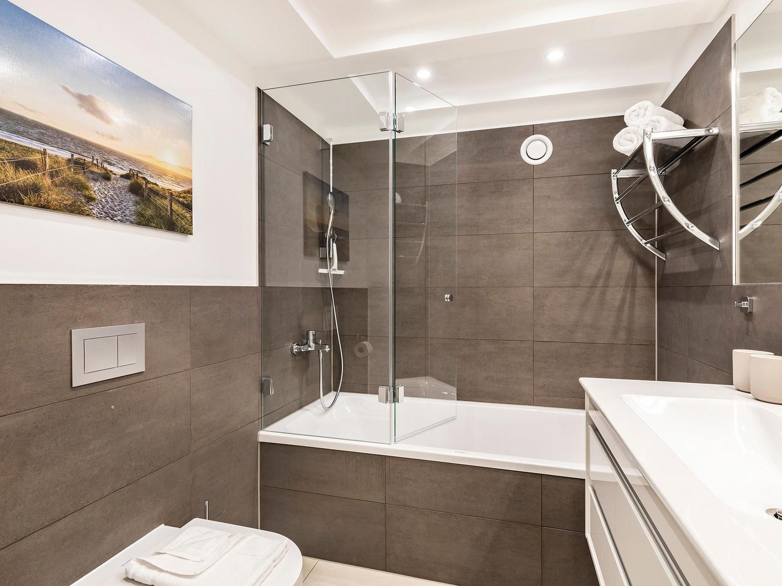 Badezimmer 1: Badewanne, Regendusche, WC, Haartrockner