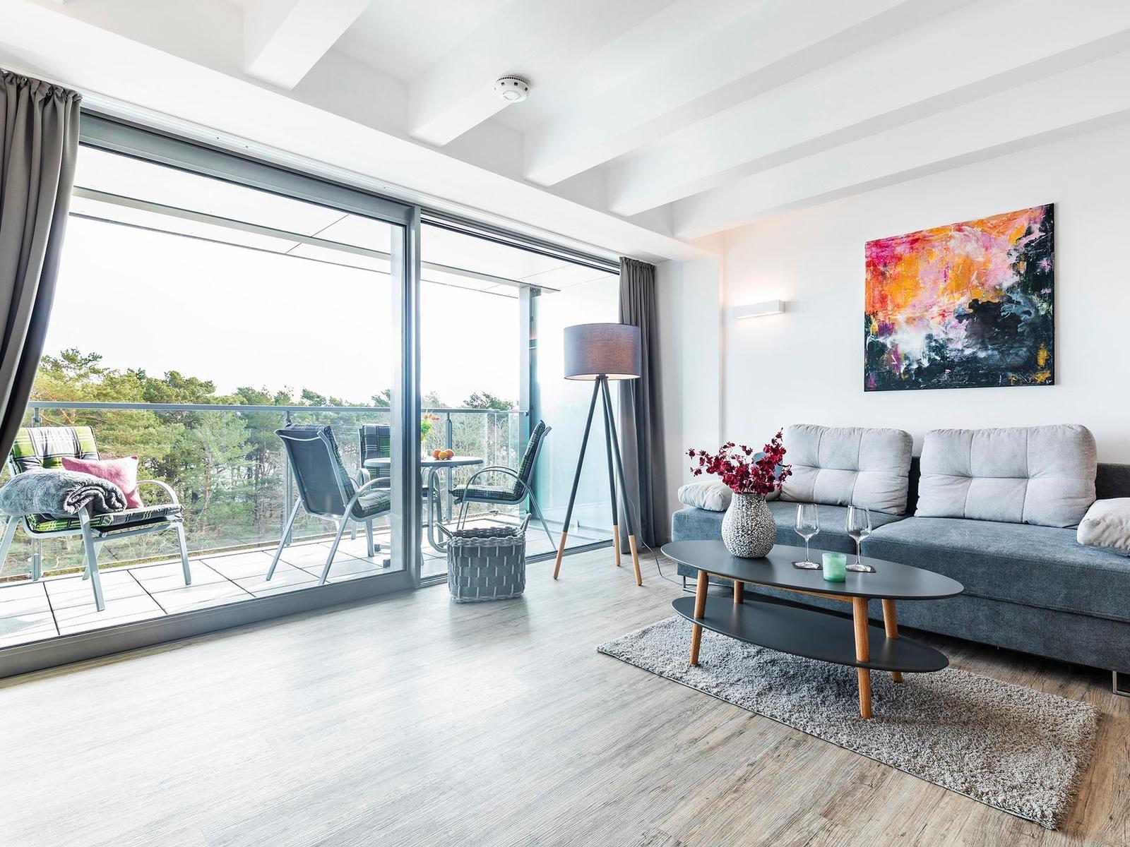 Wohn-/Essbereich: Sofa, Sitzgruppe, Essbereich, TV, Zugang zum Balkon
