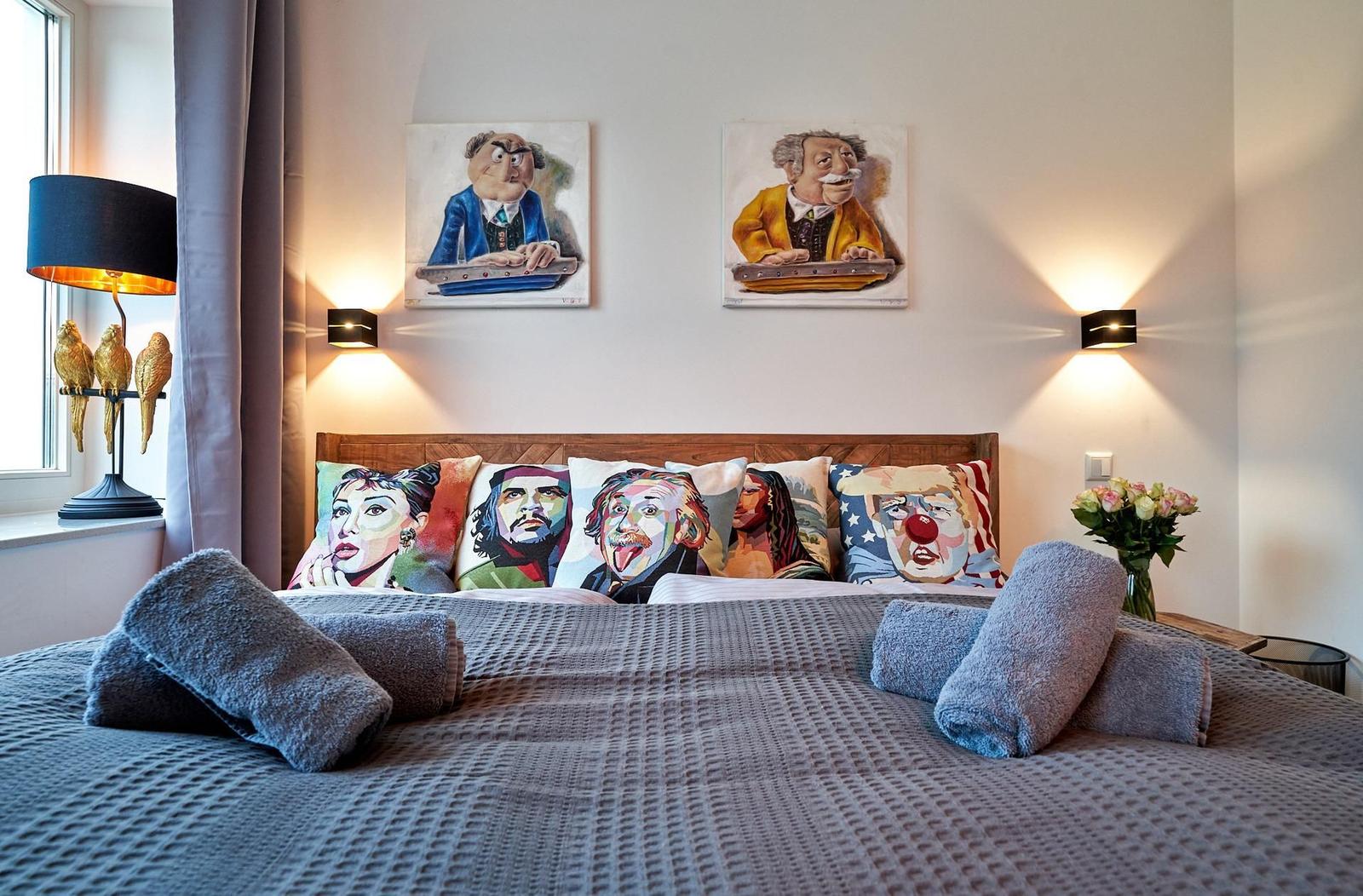 Schlafzimmer 1 (Seeseite): 1 Doppelbett (180x200), Kleiderschrank, TV, Zugang zum Balkon