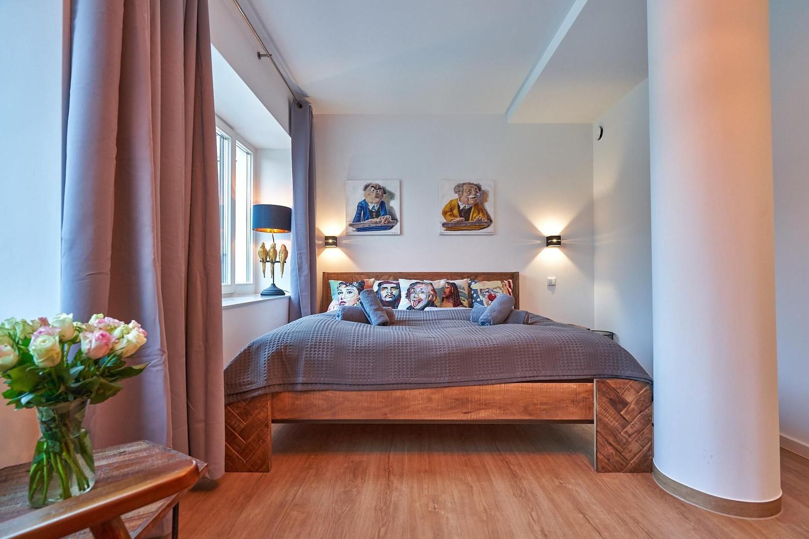 Schlafzimmer 1 (Seeseite): 1 Doppelbett (180x200), Kleiderschrank, TV, Zugang zum Balkon