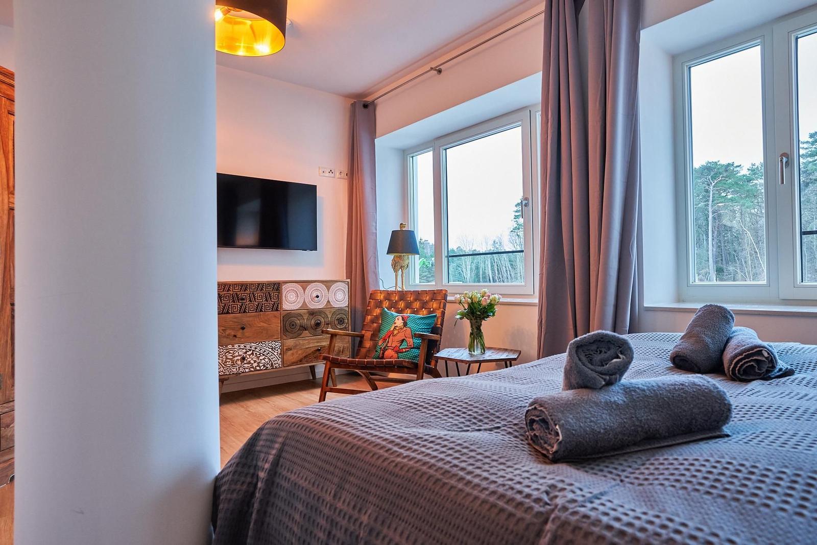 Schlafzimmer 1 (Seeseite): 1 Doppelbett (180x200), Kleiderschrank, TV, Zugang zum Balkon