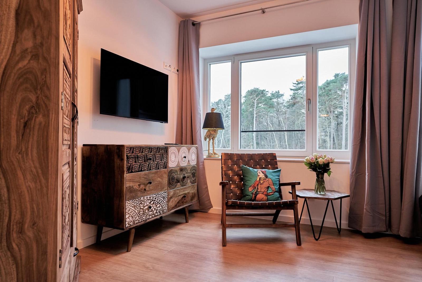 Schlafzimmer 1 (Seeseite): 1 Doppelbett (180x200), Kleiderschrank, TV, Zugang zum Balkon