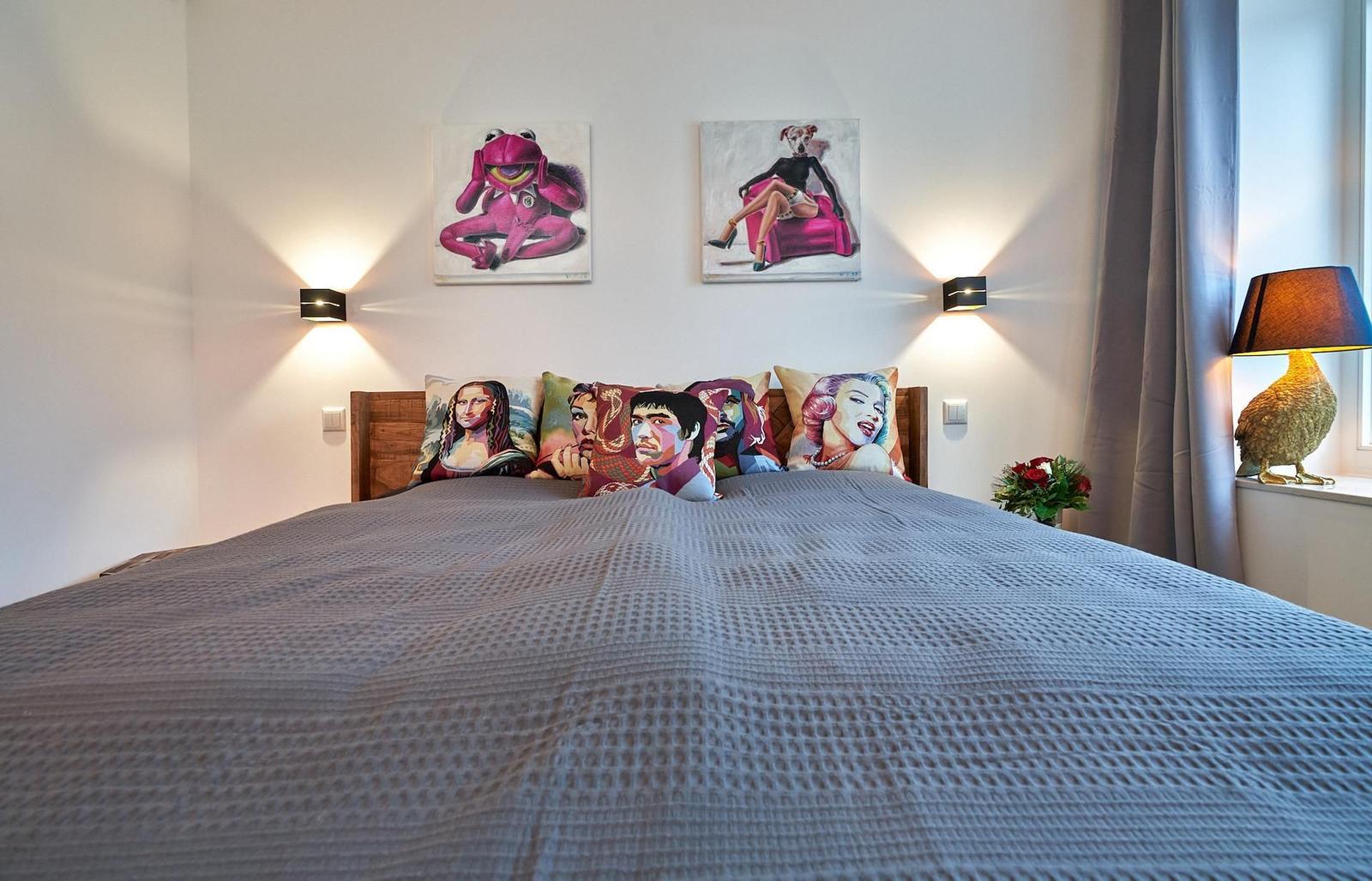 Schlafzimmer 2 (Landseite): 1 Doppelbett (180x200), Kleiderschrank, TV