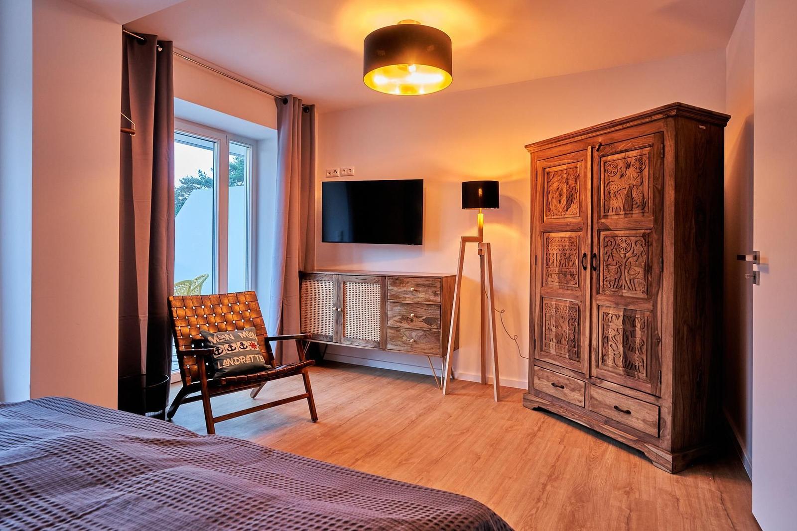 Schlafzimmer 2 (Landseite): 1 Doppelbett (180x200), Kleiderschrank, TV