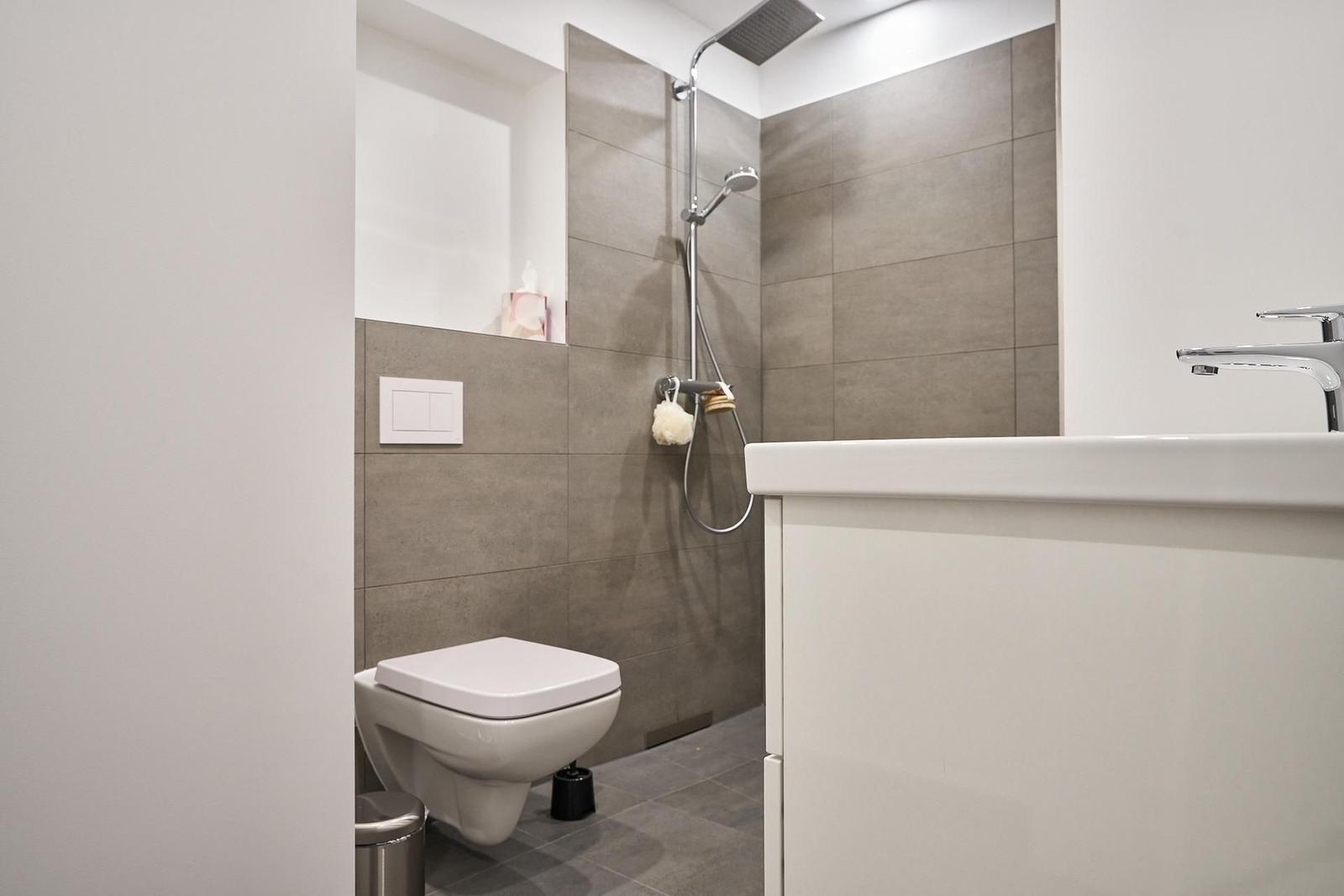 Badezimmer: Regendusche, WC, Waschbecken, Haartrockner
