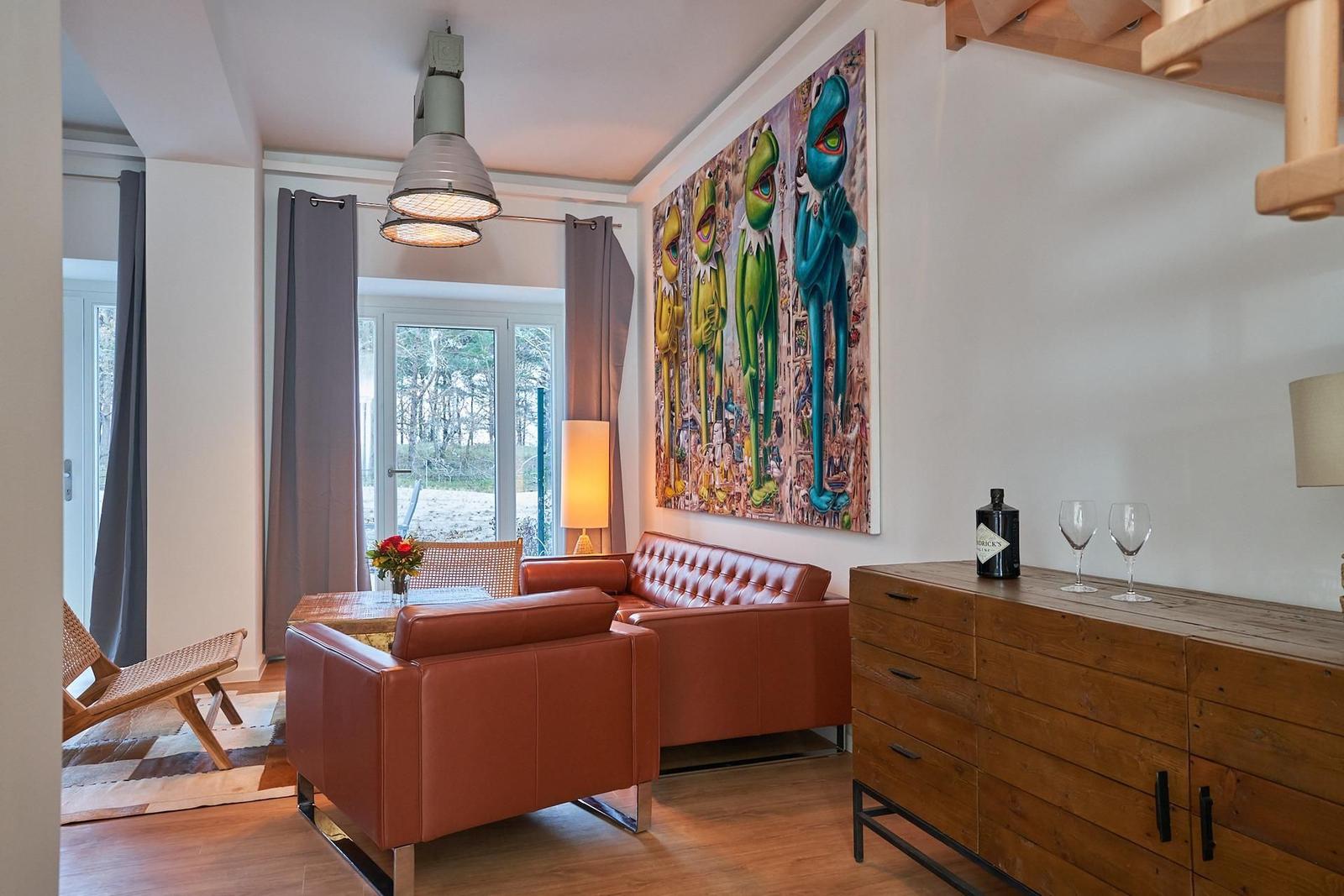 Wohn/Essbereich: Sofa, Sitzbereich, Essbereich, Flach-TV, Zugang zur Terrasse