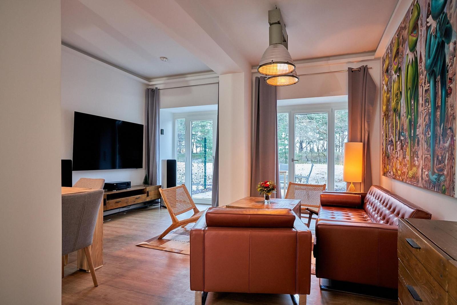 Wohn/Essbereich: Sofa, Sitzbereich, Essbereich, Flach-TV, Zugang zur Terrasse